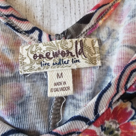 One World Live And Let Live Size Medium V-neck Mixed Media T-Shirt Floral Tiles - Picture 5 of 8